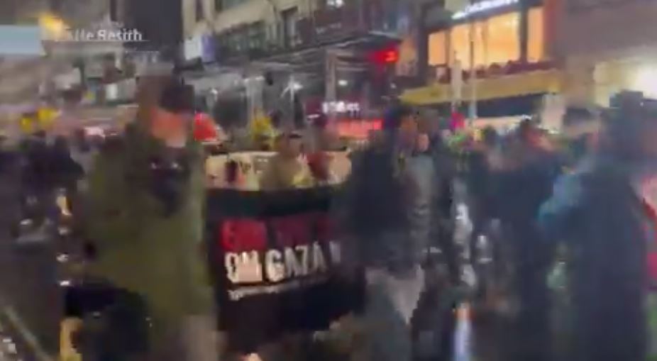Video: "Yemen make us proud.. turn another ship around" Protest in Manhattan, New York City 