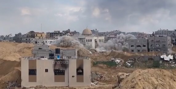 فیديو | الجيش الصهوني يدمر مسجد في بني سهيلا شرقي خان يونس بقطاع غزة