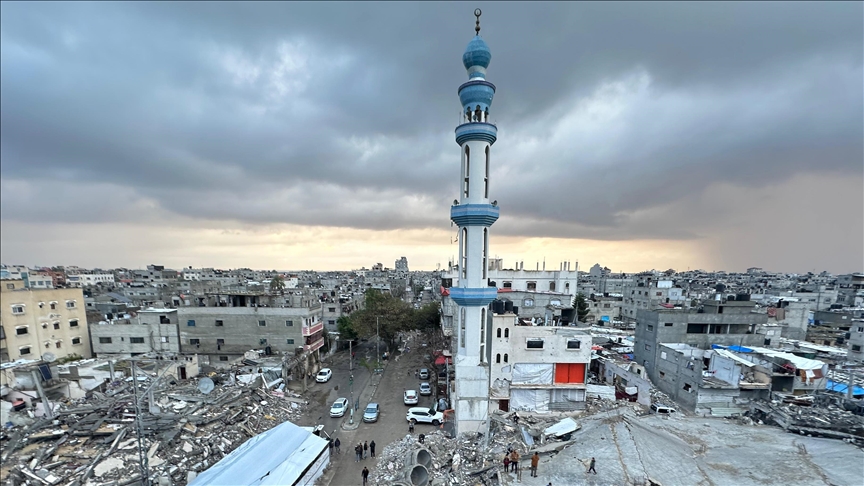  غزة.. 6 قتلى بقصف على منزل والقوات الإسرائيلية تحرق مسجداً برفح
