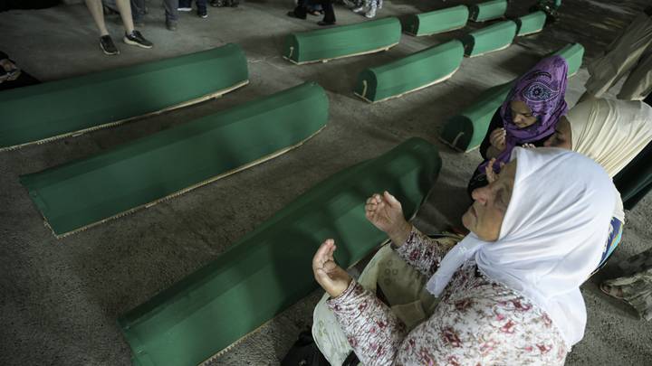 Tužna povorka sa tabutima 14 žrtava genocida u Srebrenici stigla u Potočare