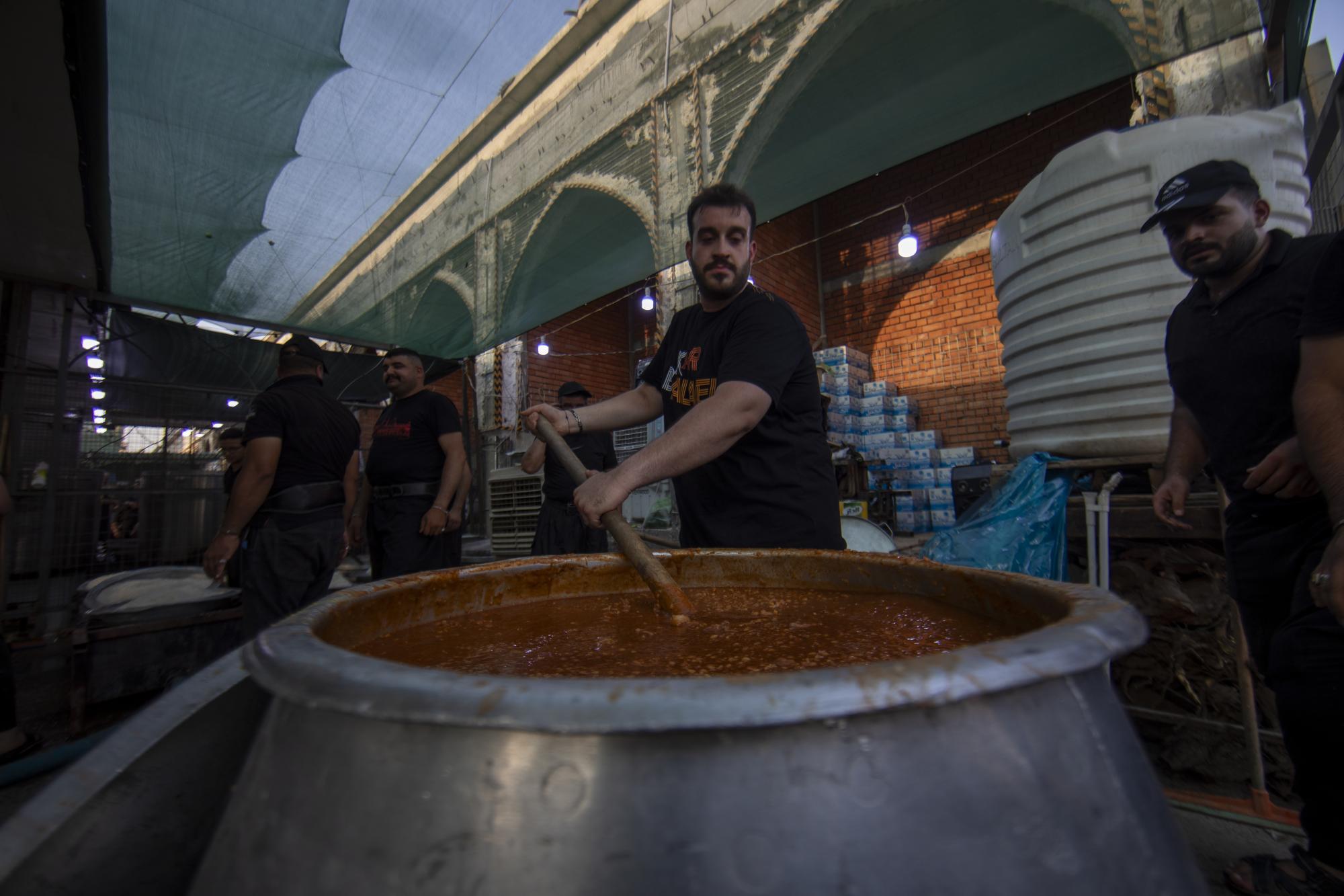 Karbala processions continue to provide its various services to visitors (+Photos)