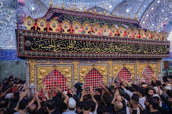 Libu-libo hanggang milyung-milyon bumisita sa banal na dambana ni Imam Hussein (as), para ipagdiriwang ang ikapitong gabi ng Muharram, sa Karbala al-Moalah