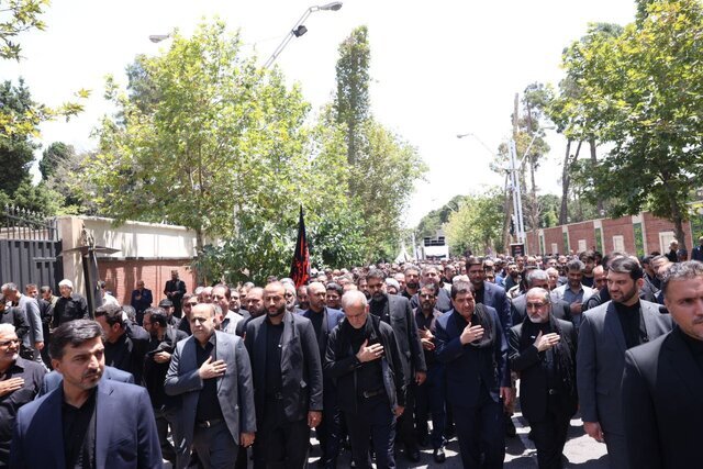 جنبا الى جنب...بزشكيان ومخبر يلطمان في مراسم العزاء الحسيني