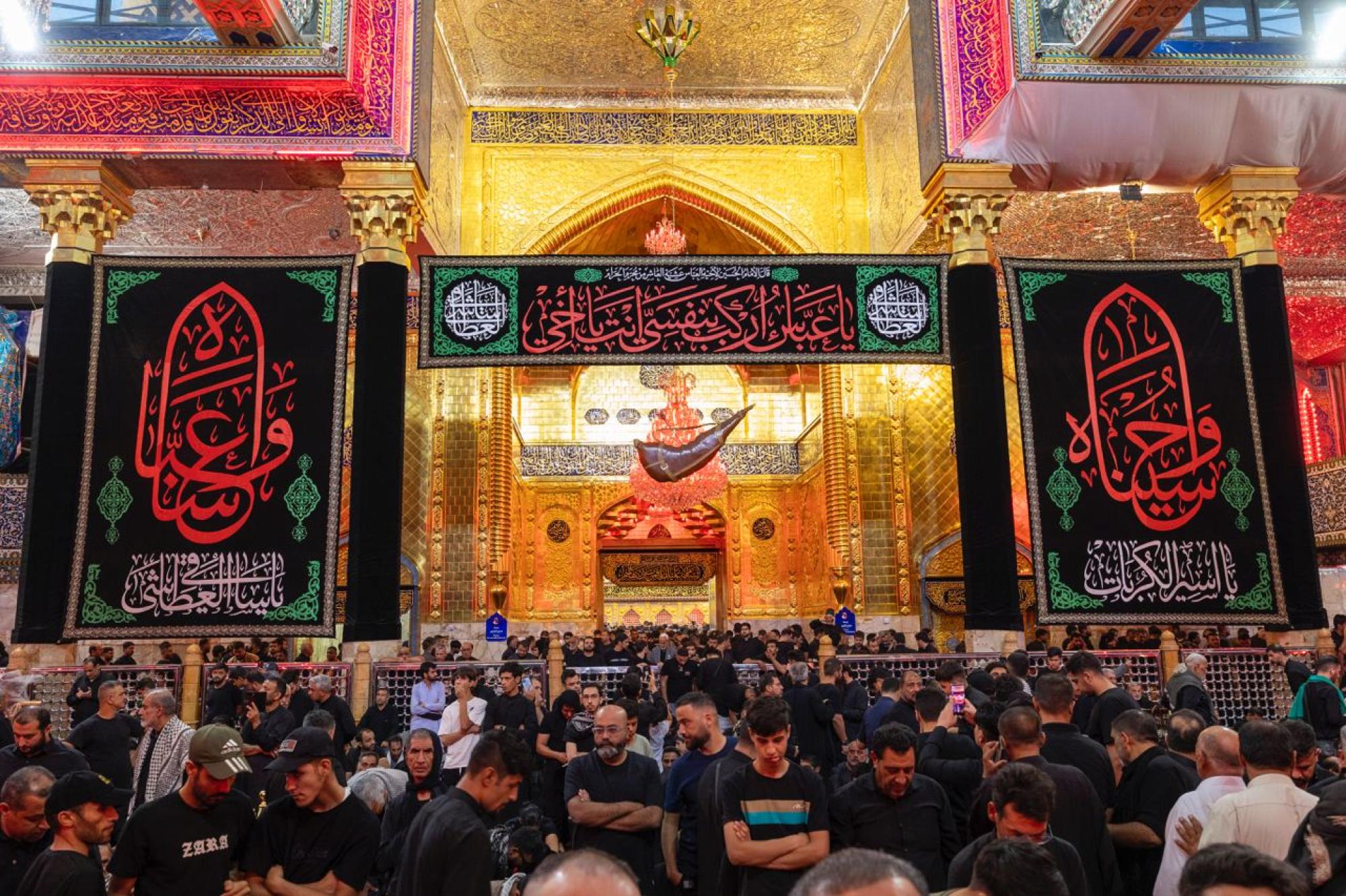 آلاف الزائرين يحيون ليلة الثامن من المحرّم في كربلاء