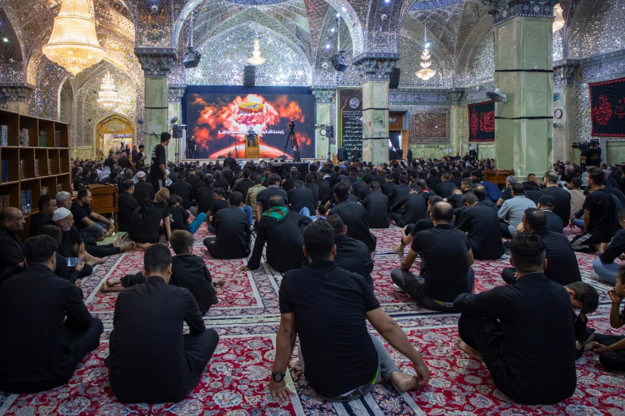 إحياء ذكرى استشهاد الإمام الحسين وأهل بيته (ع) عند مرقد الإمامين العسكريين(ع) بسامراء+(صور)