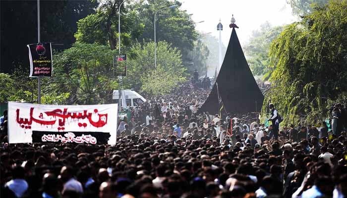 အိန္ဒိယ၊ အီရတ်နှင့် ပါကစ္စတန်တို့တွင် ယနေ့တွင်  အာရှုရာနေ့ ကို ဘာသာရေး ကြည်ညိုလေးစားမှု နှင့် အတူ  ပြုလုပ်