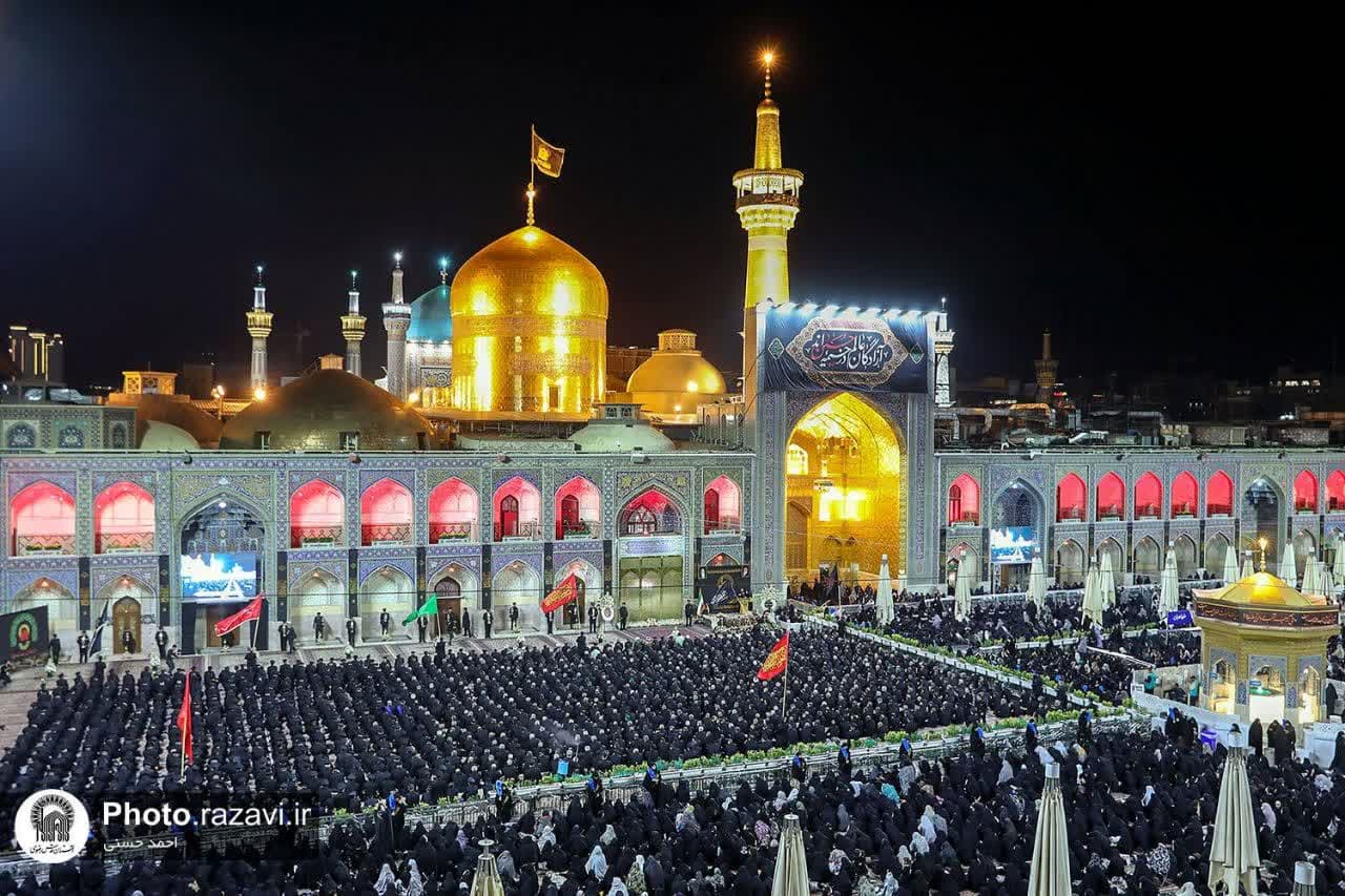 جموع غفيرة من موالي الإمام الحسين تقيم العزاء في الحرم الرضوي الشريف