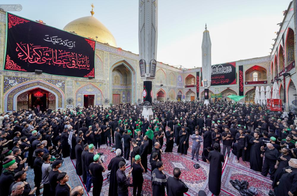 موكب خدم العتبتين المقدستين الحسينية والعباسية يقيم العزاء في الصحن الحيدري الشريف