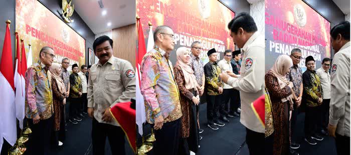 Pakar Kajian Timur Tengah Unpad Terima Pin Emas dari Menko Polhukam