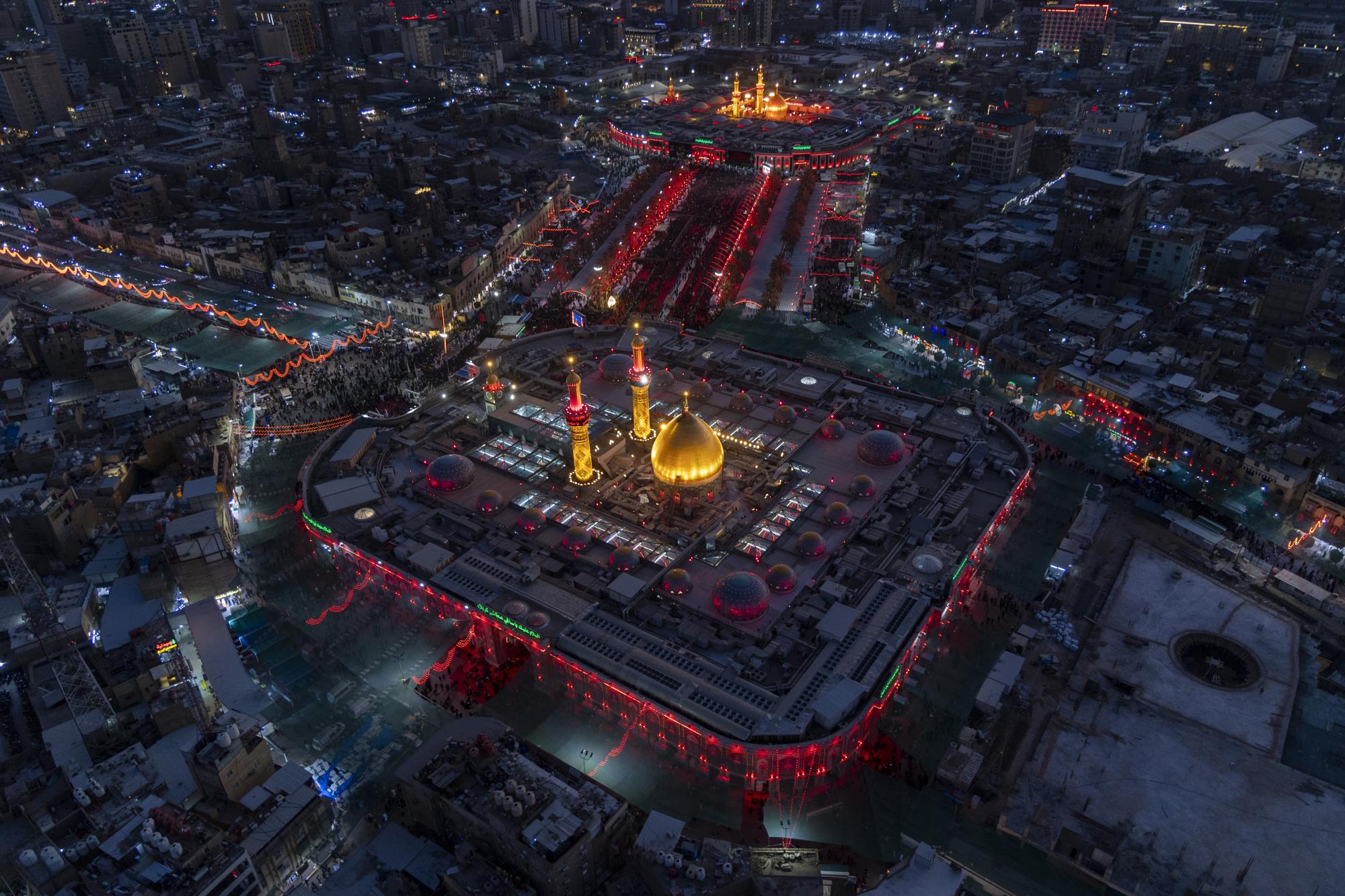 Daan-daang libong bisita ang ginugunita ang bisperas ng ikasampung Muharram sa Karbala (+ mga Larawan)