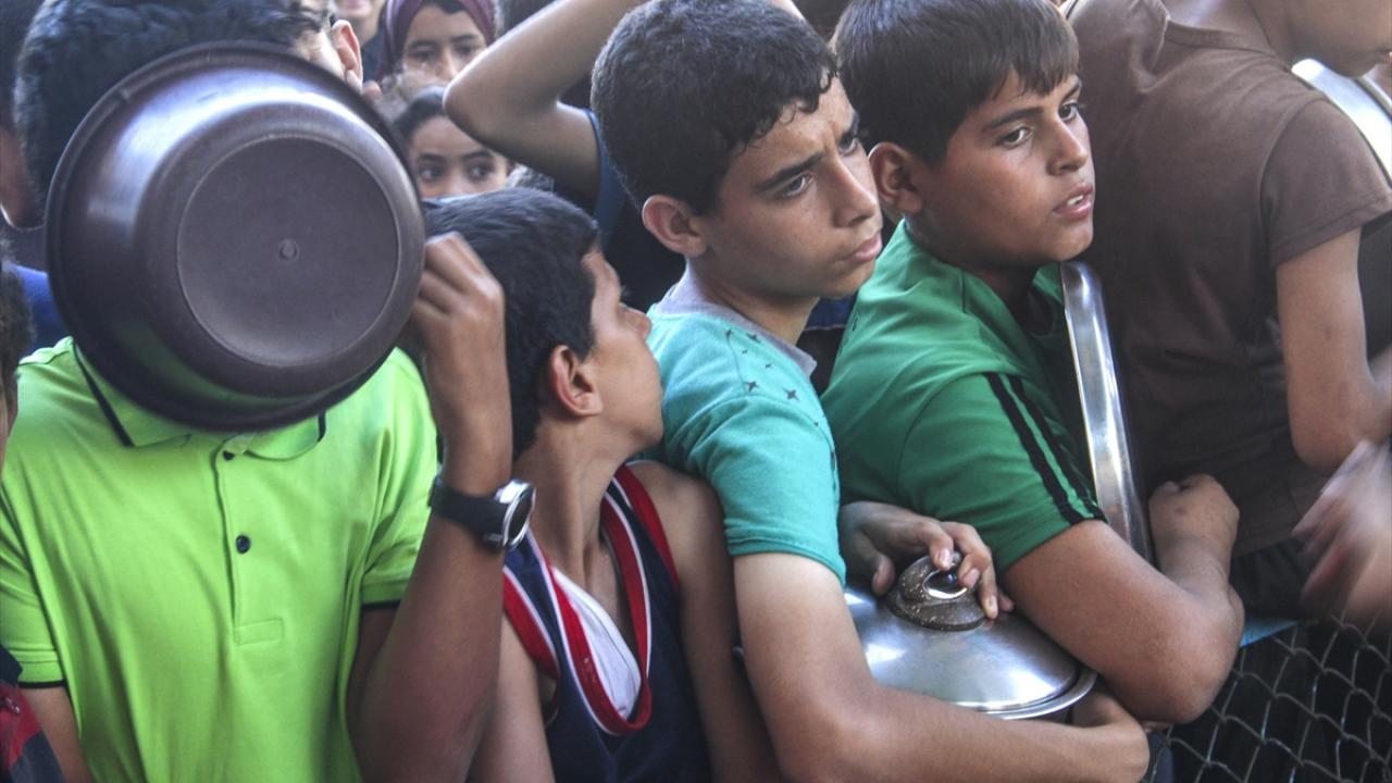 Podjela obroka raseljenim Palestincima u Gazi (foto-izvještaj)