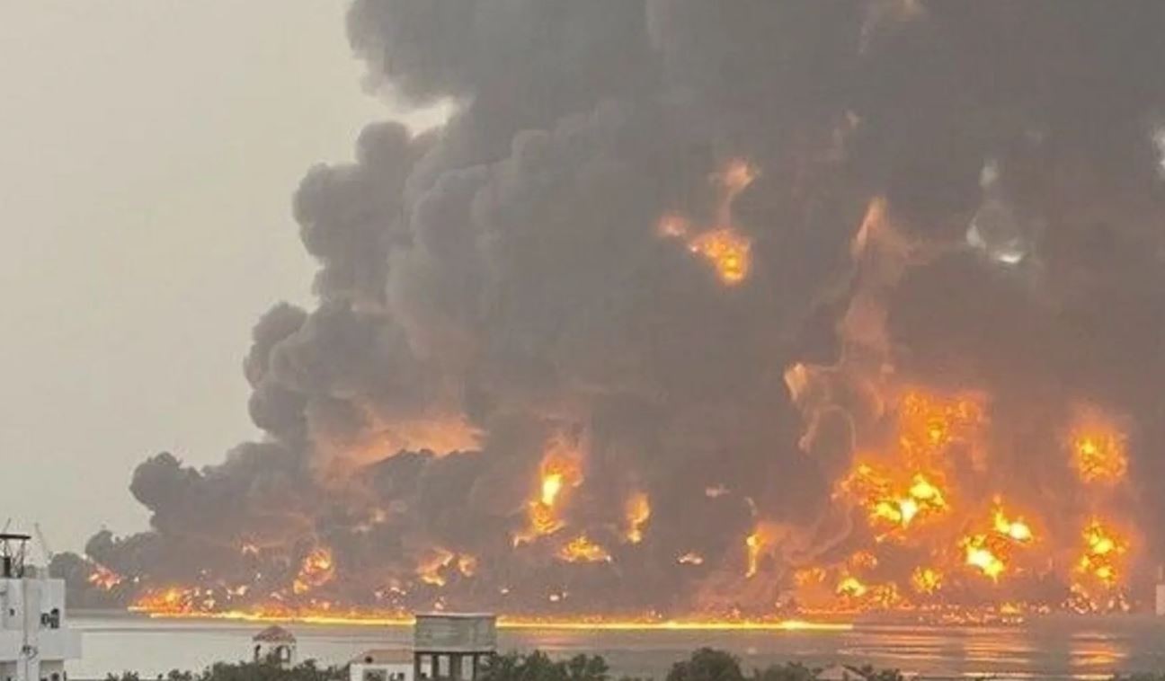عدوان إسرائيلي على منشآت النفط في ميناء الحديدة.. وصنعاء: مستمرون تصاعدياً إسناداً لغزة