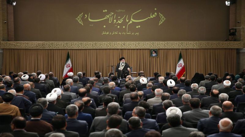  الإمام الخامنئي: فوز ونجاح الرئيس المنتخب في إدارة البلاد هو انتصار للجميع  