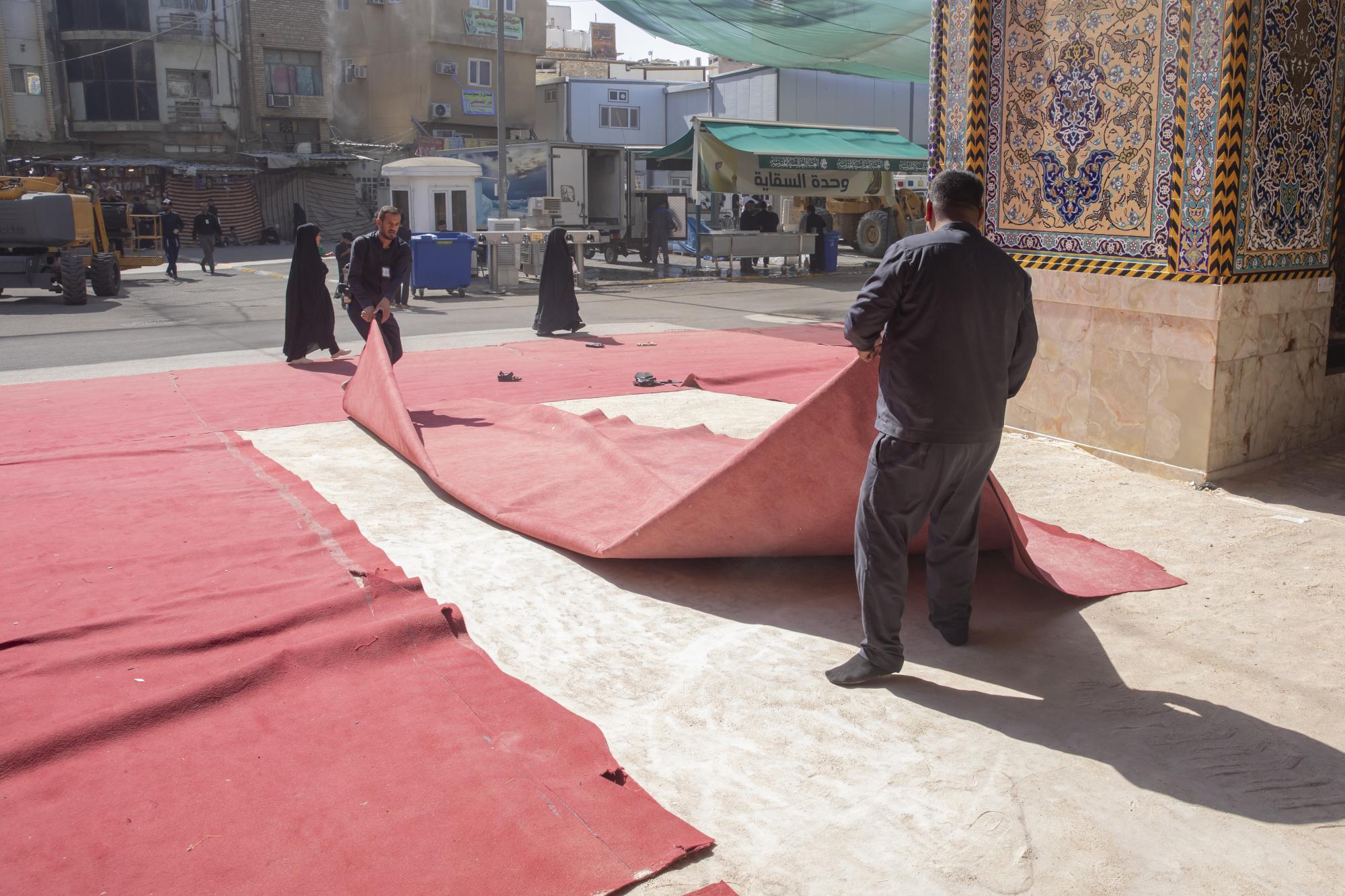 Launching a campaign to remove sand from doors of Aba al-Fadl al-Abbas shrine (+Photos)