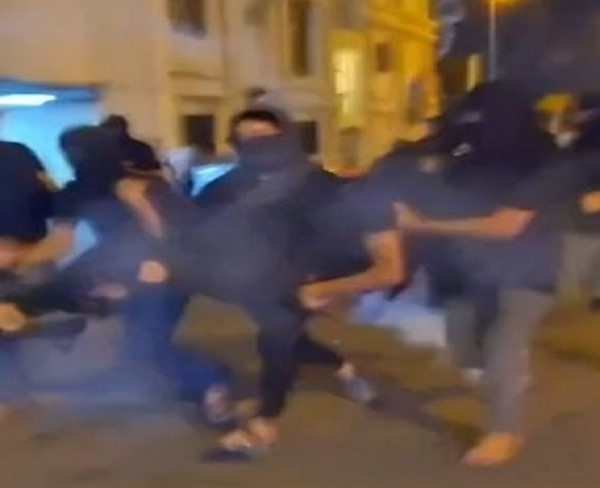 "الوفاق": تَعمُّد إطلاق قوات الأمن الغاز المسيل للدموع والقنابل الصوتية على المتظاهرين السلميين في الدراز وإصابة شاب برأسه موثَّق بالفيديو
