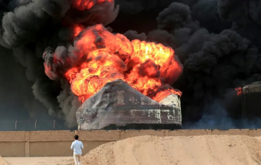 ویدیو | بندر حدیده همچنان در آتش می‌سوزد