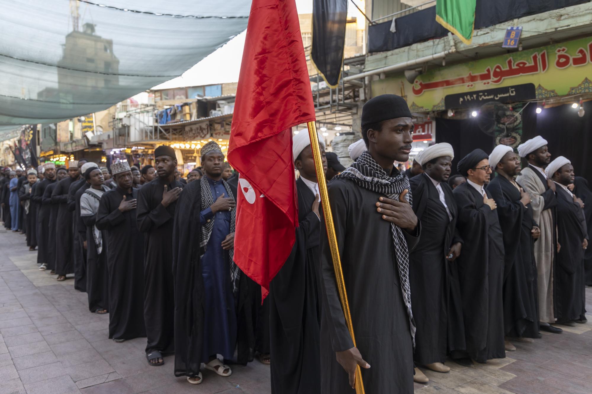 Hz. Abbas (a.s.) Türbesi’nden Necef Eşref’te Afrikalı Ehlibeyt (a.s.) Dostlarına Yönelik Hüseynî “Aşıklar Yürüyüşü' Organizasyonu + Foto