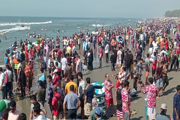 পাহারায় কক্সবাজার থেকে ফিরেছেন আটকেপড়া পর্যটকরা