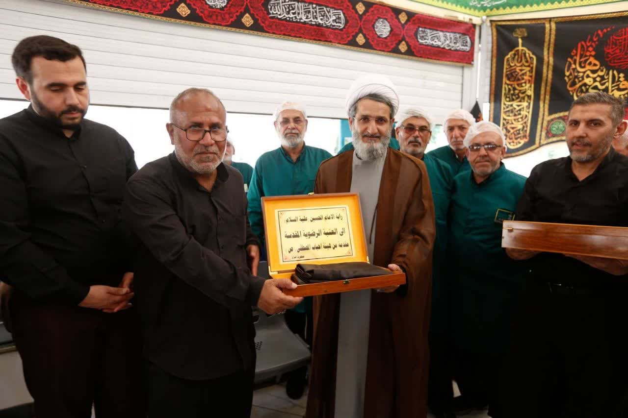 40 خادماً من الأعتاب العراقية المقدسة يقدمون الخدمات في شايخانة حرم الامام الرضا(ع)