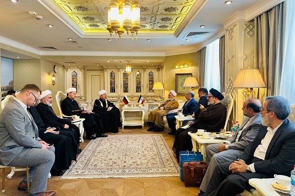 Head of Iranian seminaries meets with Grand Mufti of Russia to discuss Islamic cooperation