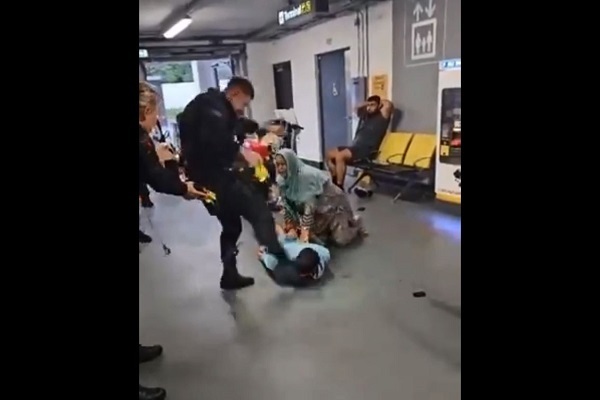 'Racista e islamófobo': indignación por la violenta agresión policial a hombres musulmanes en el aeropuerto de Manchester