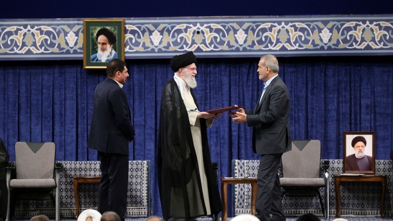 L’Imam Khamenei ha dato l’investitura al nuovo presidente della Repubblica islamica dell’Iran, Pezeshkian
