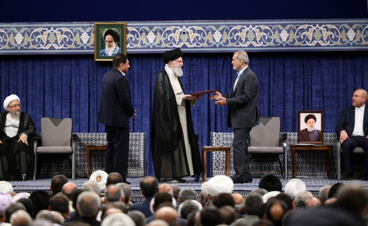Ayatullah Khamenei Resmi Kukuhkan Pezeshkian sebagai Presiden Iran ke-8