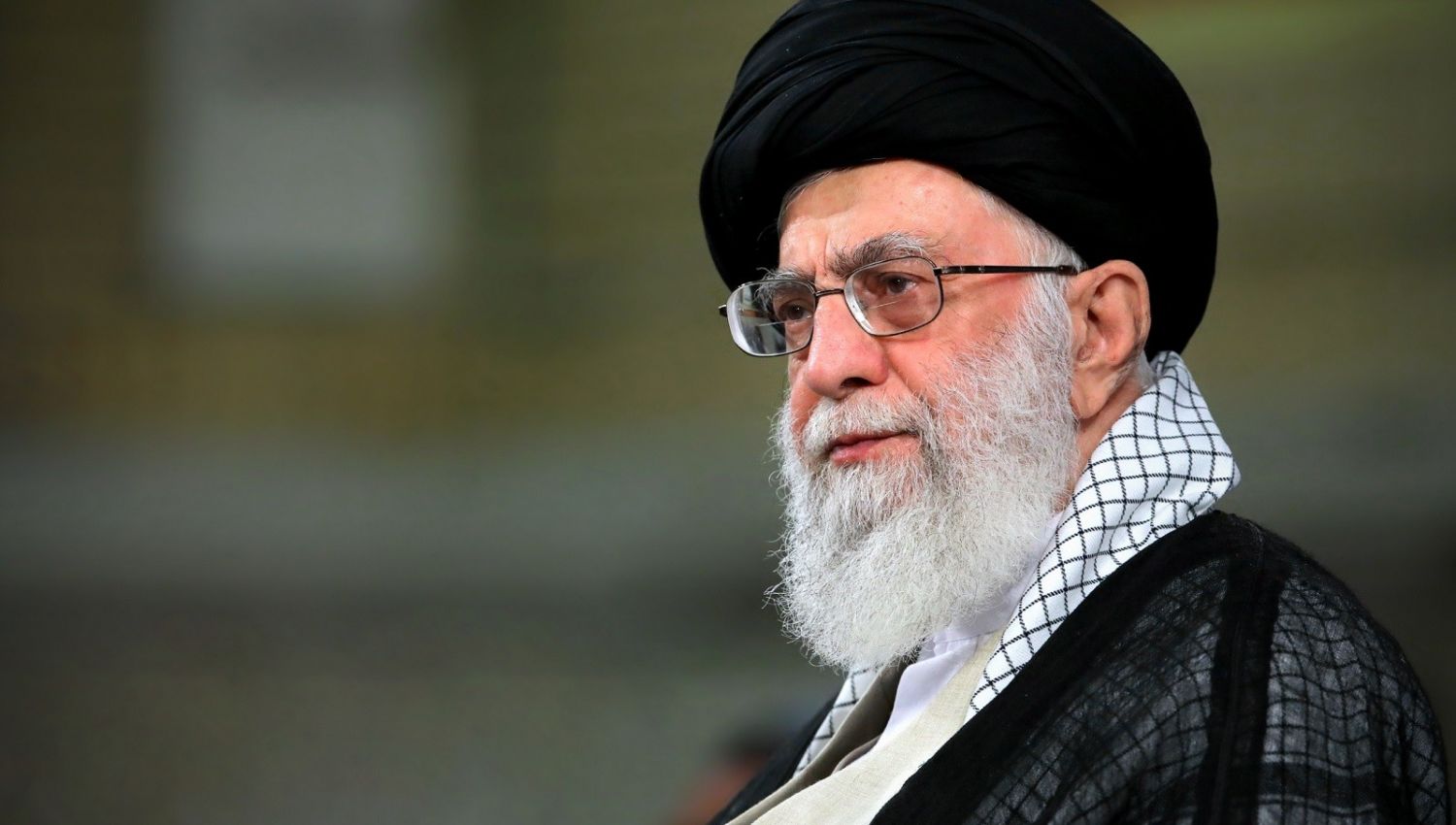 قائد الثورة الإسلامية يصلي على جثمان الشهيد إسماعيل هنية