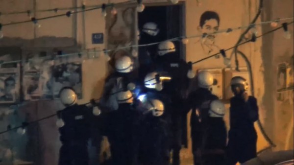 السلطات تشّن حملة اعتقالات في أنحاء البحرين تطال 15 شاباً من دون مبرّرات قانونية
