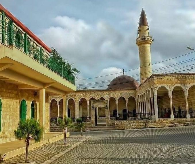 فيديو | رفع رايات العزاء في مسجد الجامع الكبير بلبنان استعدادا لشهر محرم 