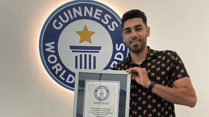 Seorang Warga Iran Catat Rekor Guinness untuk Memutar Bola Basket
