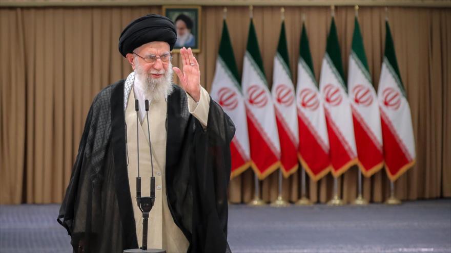 Líder iraniano reúne-se com o presidente eleito Masud Pezeshkian