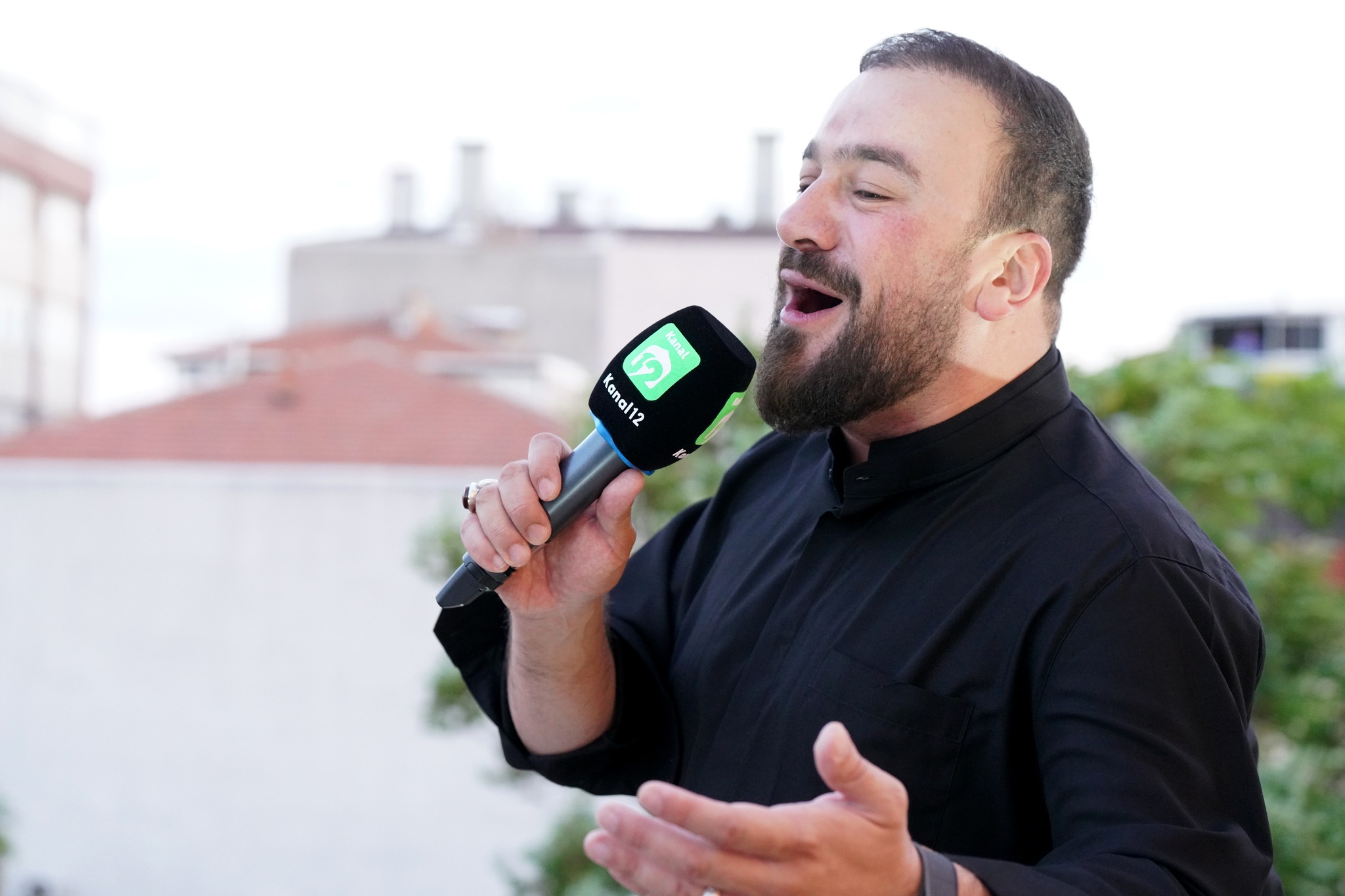 Photos: Raising Husseini mourning flag over Shia mosque in Istanbul