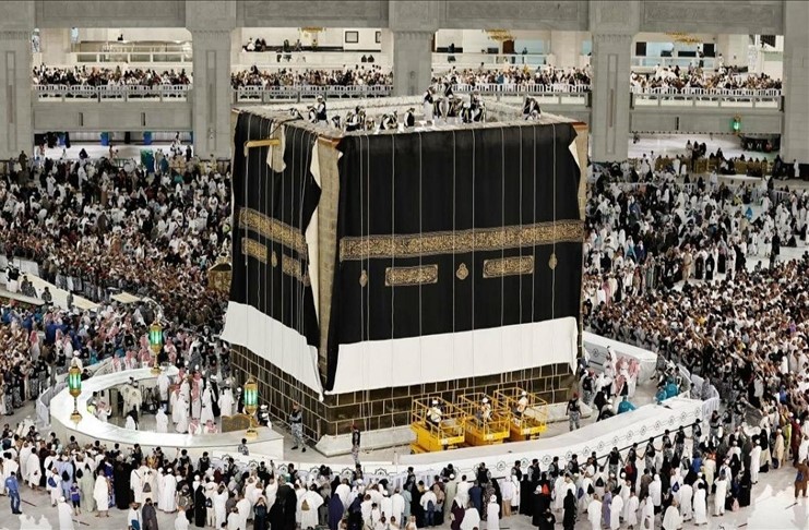 فيديو/ الثوب الاغلى في العالم.. تغيير كسوة الكعبة المشرفة