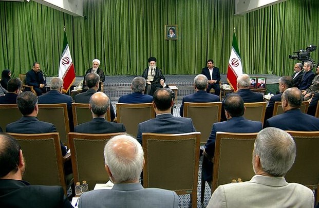 قائد الثورة: أهم خصائص السيد رئيسي انه كان شعبيا وينبغي أن يكون هذا نموذجا لجميع المسؤولين