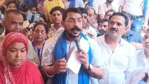 मॉब लिंचिंग में मारे गए औरंगजेब के परिवार से मिले चंद्रशेखर, आंदोलन की तैयारी
