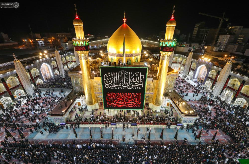 مراسم رفع راية عاشوراء في باحة الصحن العلوي للإمام علي+(صور)