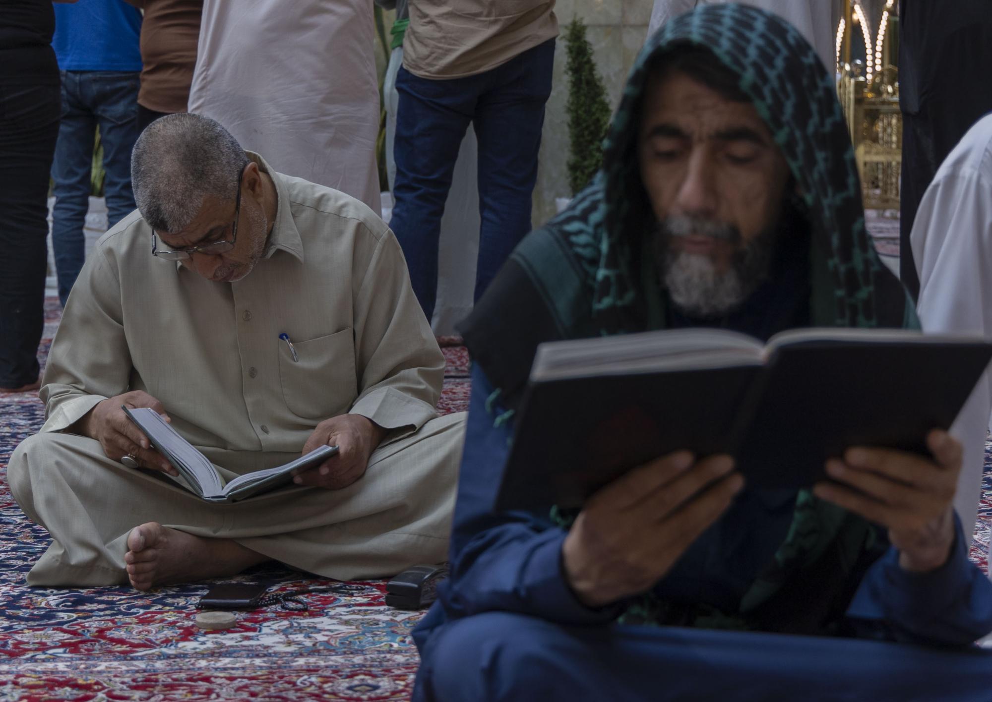 Masses of believers participate in reciting “Dua Nudba” at al-Abbas shrine 