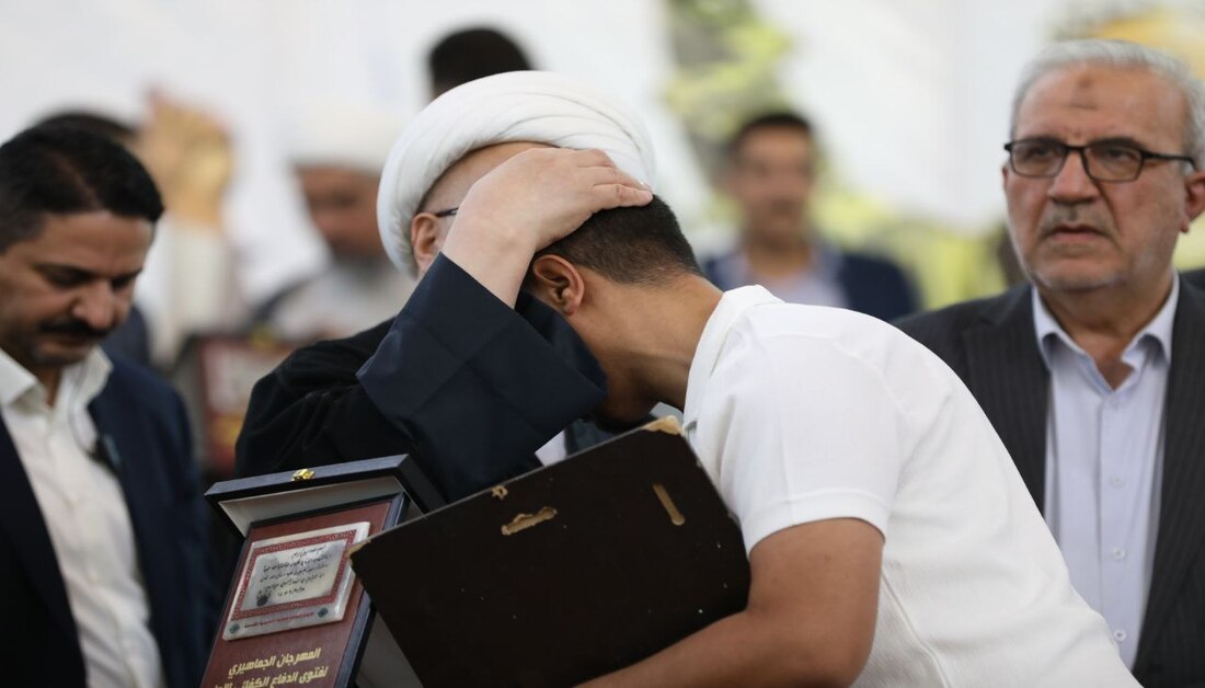 تقرير مصور / ممثل المرجعية العليا يكرم مجموعة من عوائل شهداء فتوى الدفاع الكفائي من الحوزة العلمية