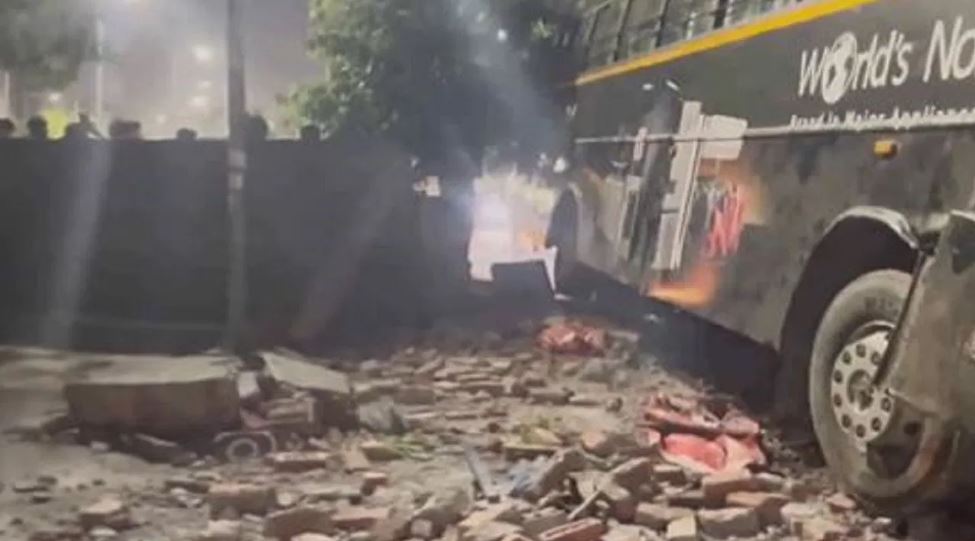 दीवार तोड़ते हुए रिहायशी सोसायटी में घुसी बस, दो भाई की मौत