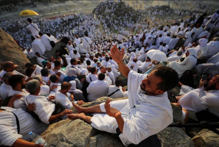 رسالة من حُجّاج غزة إلى الأمة الإسلامية: الكيان الصهيوني منع عنَّا الماء والغذاء والدواء؛ فهل سمعتم بهذا يا إخواننا ؟