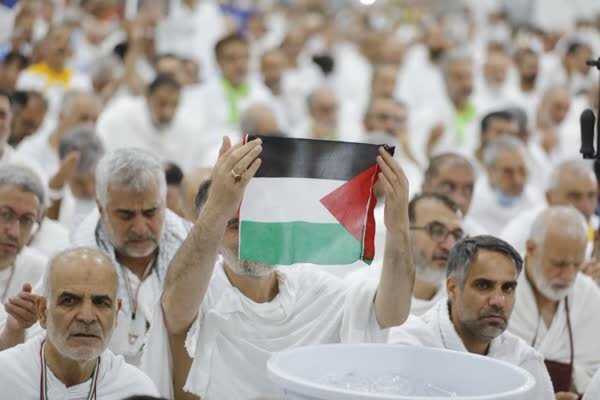 الحجاج الایرانی يرفعون العلم الفلسطيني في مراسم اعلان البراءة ويهتفون شعار الموت لإسرائيل