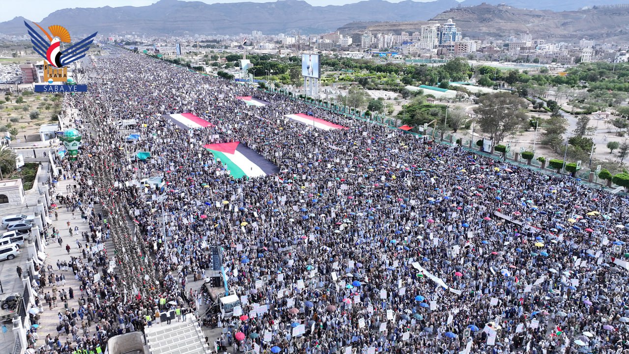 مسيرة جماهيرية مليونية في صنعاء تؤكد "ثابتون مع غزة.. ومتصدون لكل المؤامرات"+(صور)