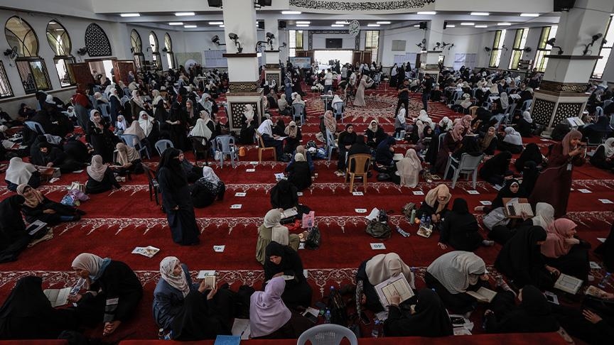 300 حافظ وحافظة في قطاع غزة يسردون القرآن في يوم عرفة