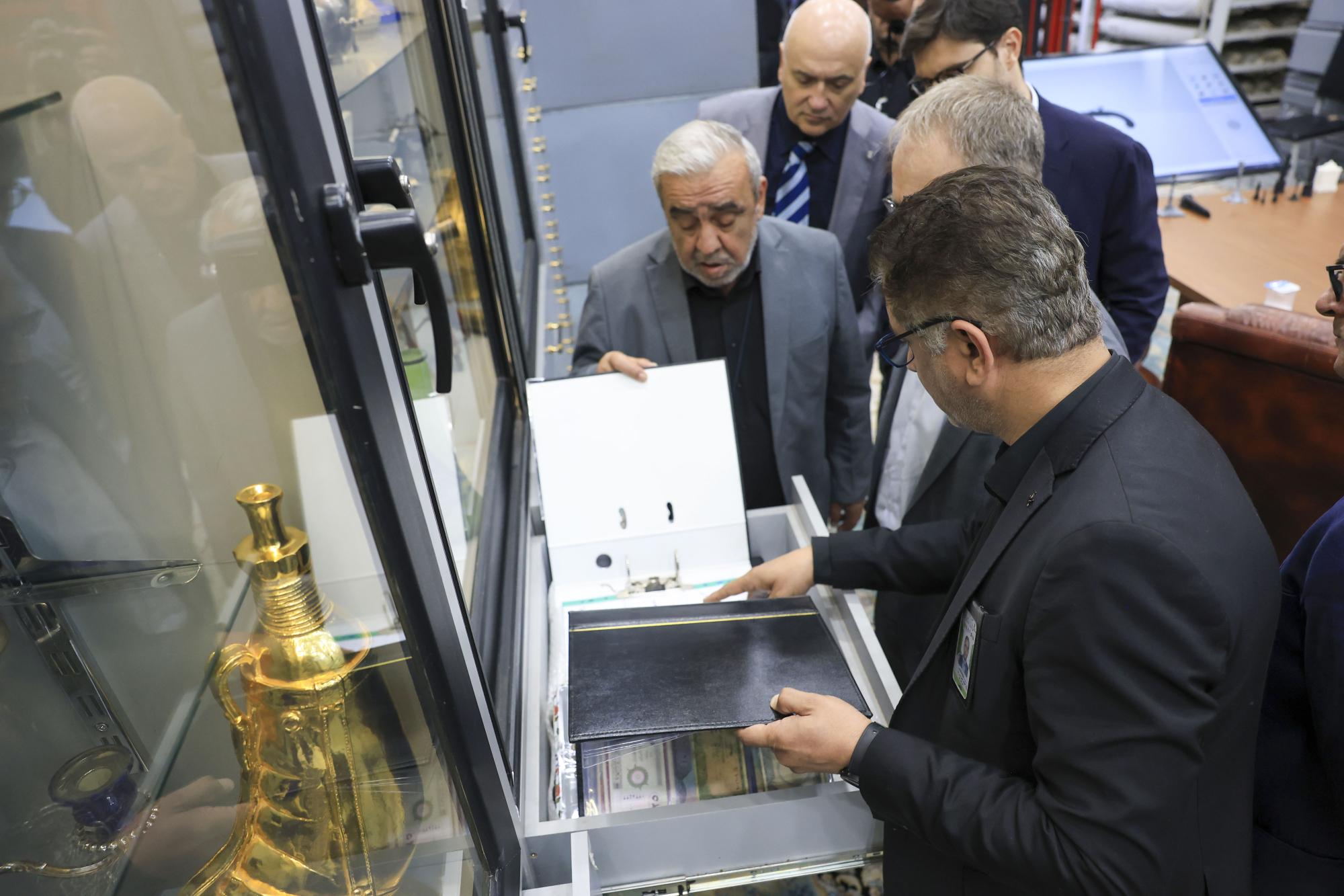 Italian ambassador to Iraq praises projects of Al-Abbas Shrine and its services to visitors