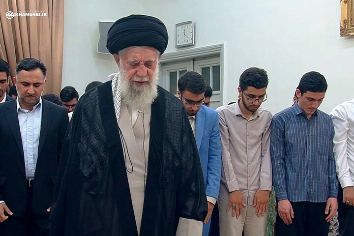 Imam Khamenei receives Iranian medalists, elites