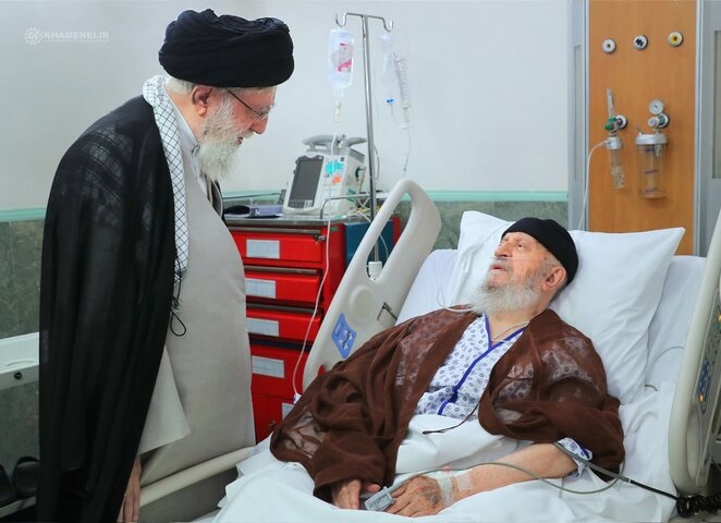آية الله الخامنئي يزور المرجع الديني آية الله مكارم الشيرازي في المستشفى