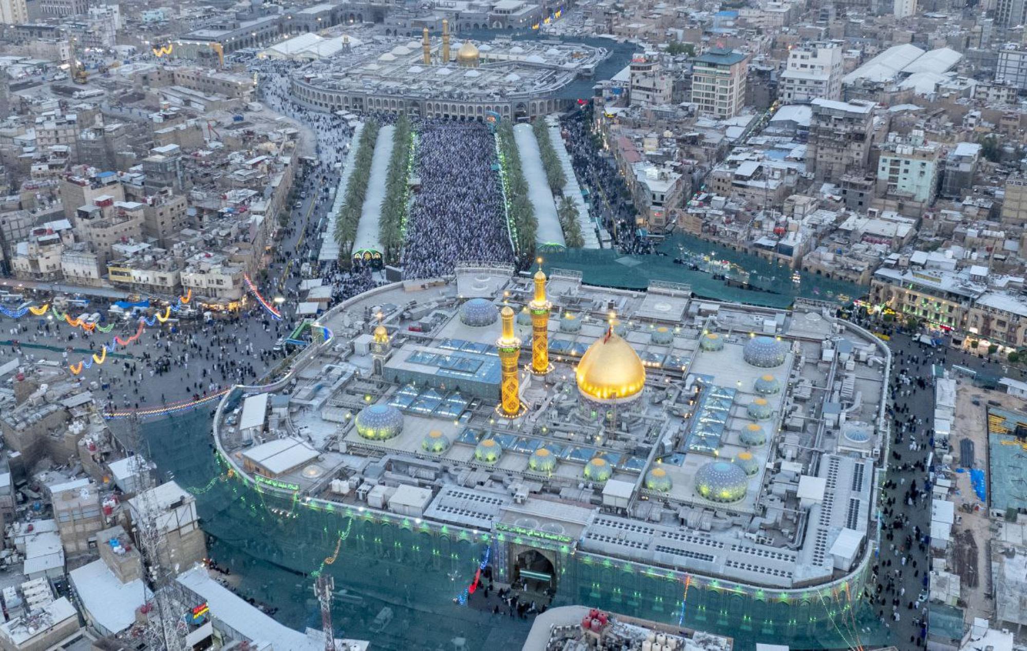 Crowds of visitors perform Eid al-Adha prayers at al-Abbas shrine (+Photos)