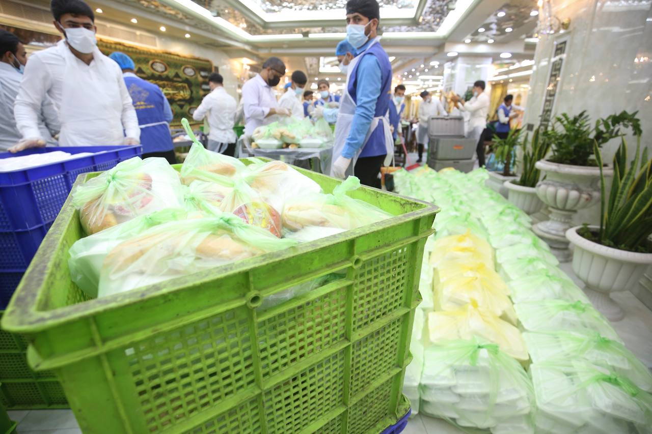 پذیرایی از زائران امام حسین(ع) در روز عرفه