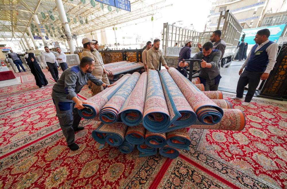 فرش صحن أمير المؤمنين(ع) بمئات سجادات مميزة استعدادا لحلول عيد الغدير الأغر+(صور)